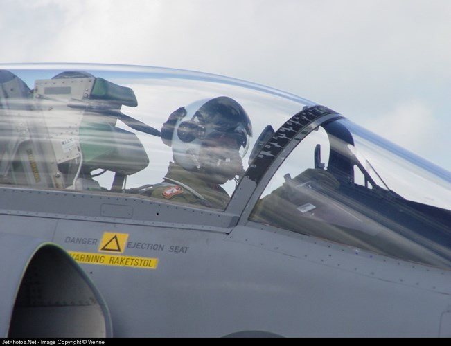 Saab 37 Viggen là loại máy bay chiến đấu 1 chỗ ngồi.