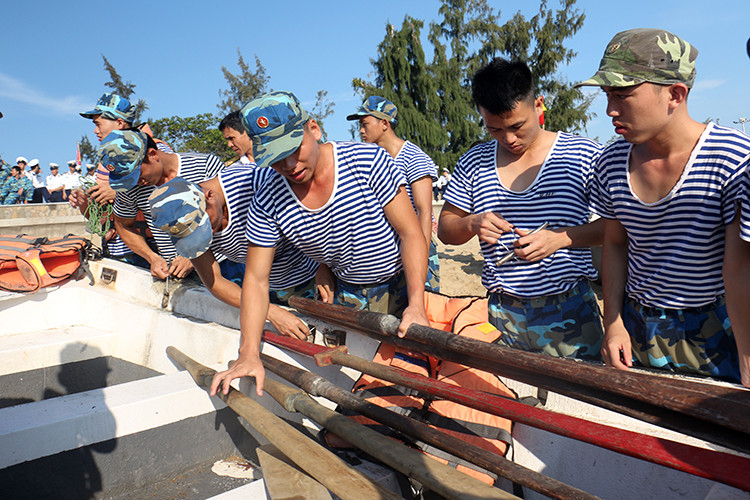 Đối với người lính biển, chèo xuồng là môn thể thao rất được ưa thích. Không chỉ vậy, đây còn là môn học thuộc chương trình huấn luyện của bộ đội Hải quân. Ngoài việc rèn luyện thể lực dẻo dai, bền bỉ, chèo xuồng còn tăng cường tính kỷ luật và tinh thần đồng đội. Hình ảnh các đội tham gia thi phải có mặt từ rất sớm để làm công tác chuẩn bị.