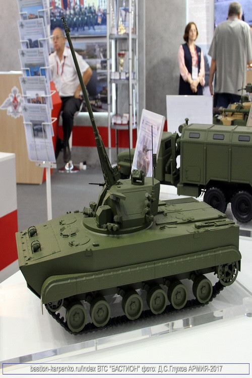 Có một vài điểm mới trên nguyên mẫu Derivation-PVO mới được Uralvagonzavod giới thiệu là việc nó được trang bị giáp bảo vệ tích hợp ở hai bên thân, trạm vũ khí AU-220M cũng được làm gọn hơn so với trước. Nguồn ảnh: bastion-opk.ru.