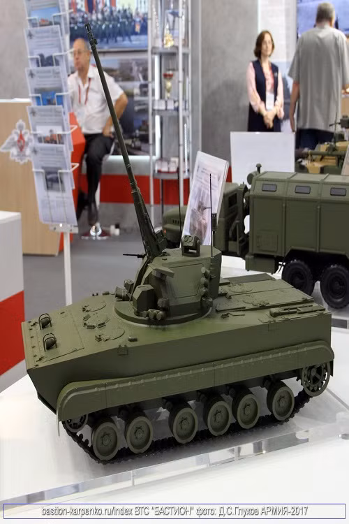 Có một vài điểm mới trên nguyên mẫu Derivation-PVO mới được Uralvagonzavod giới thiệu là việc nó được trang bị giáp bảo vệ tích hợp ở hai bên thân, trạm vũ khí AU-220M cũng được làm gọn hơn so với trước. Nguồn ảnh: bastion-opk.ru.