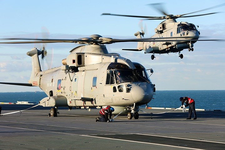 Trực thăng vận tải hạng trung Merlin trên boong tàu. Nó có thể chở khoảng 30 binh sĩ và bay với tốc độ tối đa hơn 305km/h.