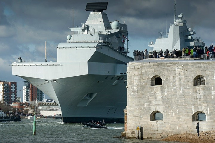 Đây là chuyến ra khơi đầu tiên của HMS Queen Elizabeth với tư cách là một thành viên chính thức của hải quân Hoàng gia Anh, cũng như sau các báo cáo về tình trạng rò rỉ nước bên trong thân tàu.