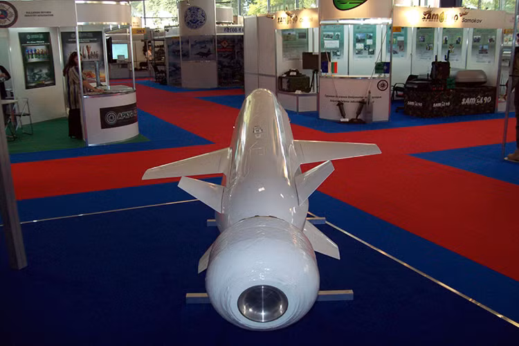 NSM được Kongsberg Gruppen phát triển từ năm 1996 theo hợp đồng của công ty này với Hải quân Na Uy. Sau đó, mẫu tên lửa được thử nghiệm lần đầu tiên năm 2000. Hiện tại có ba quốc gia đang và sẽ sở hữu NSM trong tương lai là Na Uy, Ba Lan và Malaysia. Nguồn ảnh: Naval Technology.