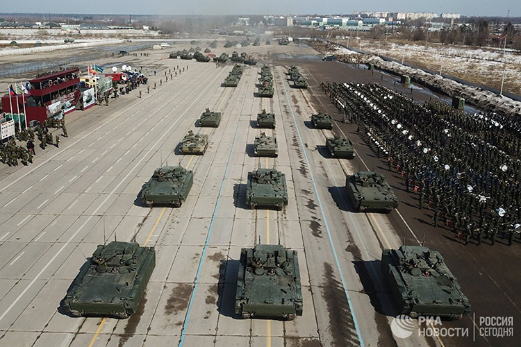 Trong ảnh ta có thể thấy sự xuất hiện của bộ đôi xe chiến đấu bộ binh Kurganets-25 và BMP-3 của Quân đội Nga. Trong đó Kurganets-25 mới được Nga giới thiệu lần đầu tiên trong năm 2015. Nguồn ảnh: RIA Novosti.