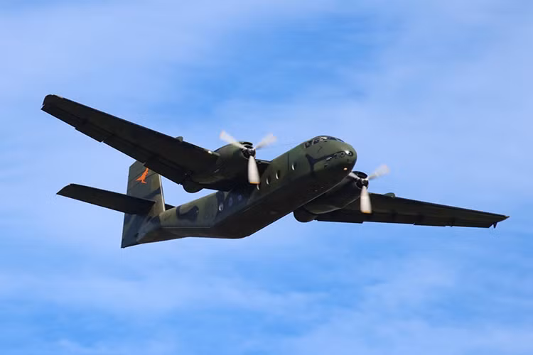 Máy bay vận tải hạng nhẹ C-7 Caribou được phát triển dựa trên máy bay vận tải de Havilland Canada DHC-4 Caribou, là một loại máy bay vận tải chuyên dùng có khả năng cất hạ cánh đường băng ngắn (STOL) do Canada thiết kế và sản xuất. Nguồn ảnh: WordPress.com.