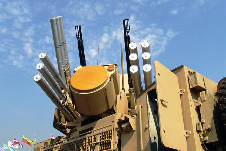 Mỗi tổ hợp phòng không Pantsir-S1 được trang bị bộ đôi vũ khí gồm pháo phòng không cao tốc 30mm 2A38M và tên lửa đất đối không 57E6-E với tầm tác chiến hiệu quả từ 4-20km. Riêng pháo phòng không cao tốc 2A38M có tốc độ bắn lên đến 2.500 phát/phút. Oryx Blog.