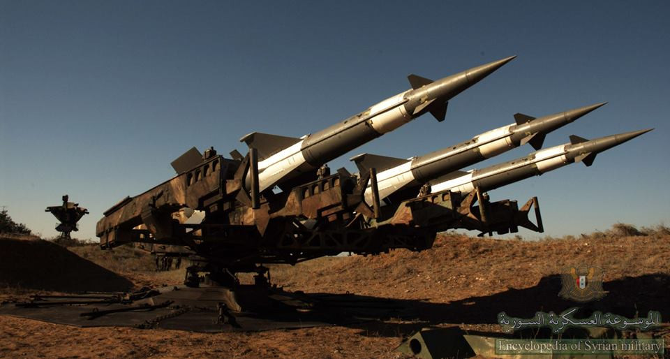 Theo các nguồn tin không chính thức, tham gia đánh chặn tên lửa Israel hôm 9/4 có sự phối hợp chặt chẽ giữa các tầng vũ khí phòng không của Syria gồm các tổ hợp tên lửa phòng không tầm xa, tầm trung và cả tầm gần. Đáng ngạc nhiên hơn là quá nữa số tổ hợp phòng không này đều đã lạc hậu. Nguồn ảnh: Encyclopedia of Syrian.