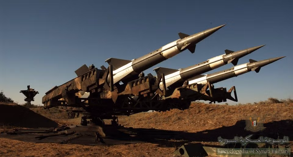 Theo các nguồn tin không chính thức, tham gia đánh chặn tên lửa Israel hôm 9/4 có sự phối hợp chặt chẽ giữa các tầng vũ khí phòng không của Syria gồm các tổ hợp tên lửa phòng không tầm xa, tầm trung và cả tầm gần. Đáng ngạc nhiên hơn là quá nữa số tổ hợp phòng không này đều đã lạc hậu. Nguồn ảnh: Encyclopedia of Syrian.