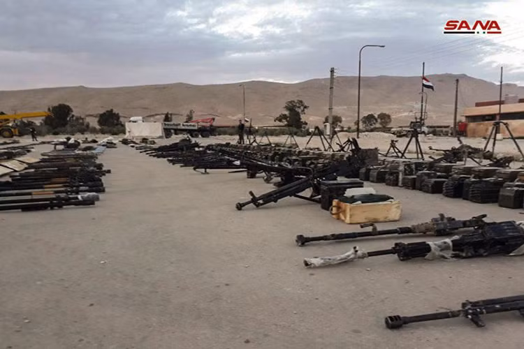 Ngoài xe tăng và tên lửa, phiến quân Jaysh al-Islam còn để lại hàng trăm súng máy hạng nặng, đạn dược và súng cối các loại từ của Mỹ cho tới tự chế. Ảnh: SANA.