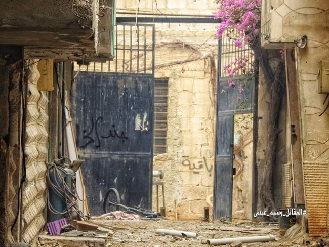 Kết quả này có được nhờ một đơn vị đặc biệt của lực lượng đặc nhiệm thuộc đơn vị Tình báo không quân Syria, bất ngờ đổ bộ phía sau chiến tuyến phòng ngự của IS và đánh chiếm khu phố công nghiệp Madaniyah. Ảnh: Masdar News.