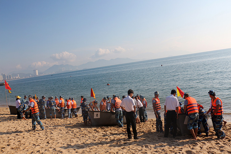 Những chiếc xuồng được kéo sát mép nước để chuẩn bị thi đấu.