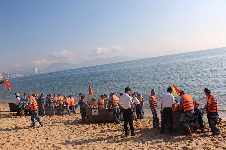 Những chiếc xuồng được kéo sát mép nước để chuẩn bị thi đấu.