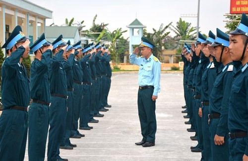 Bộ đội luyện tập từ những động tác điều lệnh đội ngũ cơ bản: Đi đều, chào...