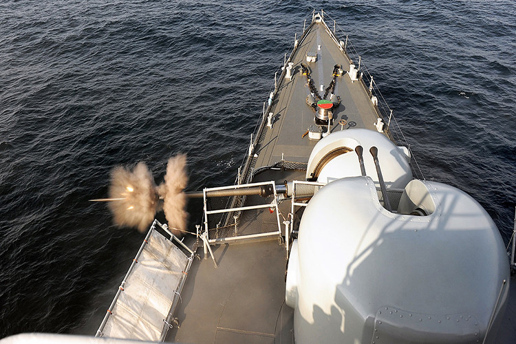 Pháo hạm Nobong 40mm được điều khiển từ xa, vận hành hoàn toàn tự động thông qua hệ thống kiểm soát hỏa lực trên các tàu hộ vệ Pohang, cơ số đạn nó được trang bị 768 viên và được trang bị nhiều loại đạn khác nhau cho từng loại mục tiêu hay nhiệm vụ chuyên biệt. Nguồn ảnh: Egloos.