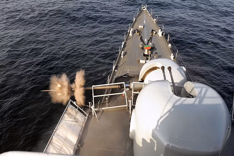 Pháo hạm Nobong 40mm được điều khiển từ xa, vận hành hoàn toàn tự động thông qua hệ thống kiểm soát hỏa lực trên các tàu hộ vệ Pohang, cơ số đạn nó được trang bị 768 viên và được trang bị nhiều loại đạn khác nhau cho từng loại mục tiêu hay nhiệm vụ chuyên biệt. Nguồn ảnh: Egloos.