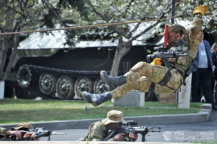 Hình ảnh binh sĩ Armenia biểu diễn tác chiến tại ArmHiTec-2018 với những khẩu súng trường tấn công Kalashnikov được cải tiến. Nguồn ảnh: RIA.