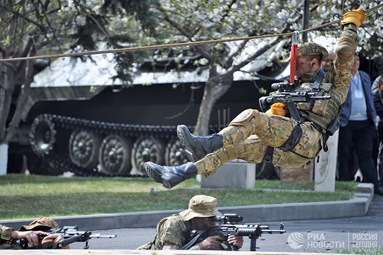 Hình ảnh binh sĩ Armenia biểu diễn tác chiến tại ArmHiTec-2018 với những khẩu súng trường tấn công Kalashnikov được cải tiến. Nguồn ảnh: RIA.