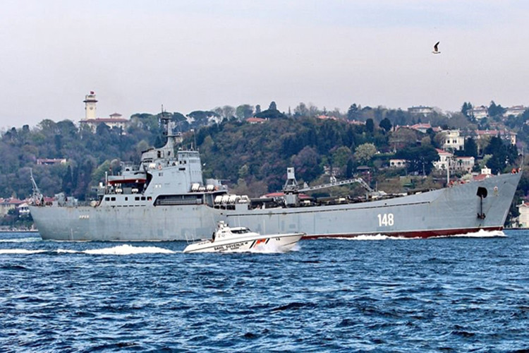Theo tờ Daily Mail, trong hôm 15/4 tức chỉ sau một ngày sau khi Mỹ và đồng minh không kích Syria đã có hai tàu chiến Nga trở theo đầy vũ khí vượt qua eo Bosphorus ở Thổ Nhĩ Kỳ. Và một trong số đó là một tàu đổ lớp Alligator (Project 1171) của Hải quân Nga. Nguồn ảnh: Daily Mail.