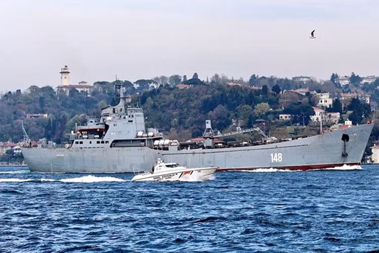 Theo tờ Daily Mail, trong hôm 15/4 tức chỉ sau một ngày sau khi Mỹ và đồng minh không kích Syria đã có hai tàu chiến Nga trở theo đầy vũ khí vượt qua eo Bosphorus ở Thổ Nhĩ Kỳ. Và một trong số đó là một tàu đổ lớp Alligator (Project 1171) của Hải quân Nga. Nguồn ảnh: Daily Mail.