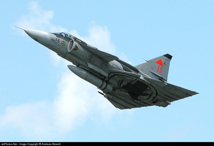 Các tiêm kích Viggen đã được không quân Thụy Điển rút khỏi biên chế chiến đấu vào năm 2005 để nhường vị trí cho "người em" JAS 39 Gripen. Thep