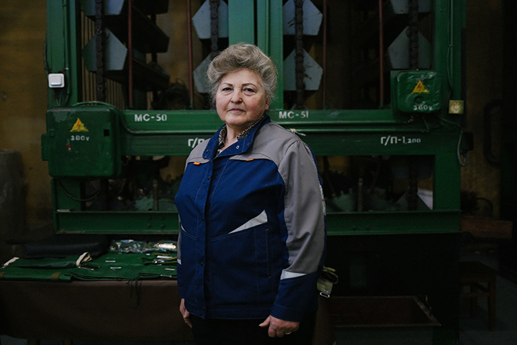 Quay lại với phân xưởng 61, hầu hết những chiếc xe tăng T-80 tại phân xưởng này trước đó đều đang được niêm cất trong các kho dự trữ chiến lược của Quân đội Nga trong nhiều thập kỷ, trước khi được mang ra hiện đại hóa. Nguồn ảnh: Mary Gelman