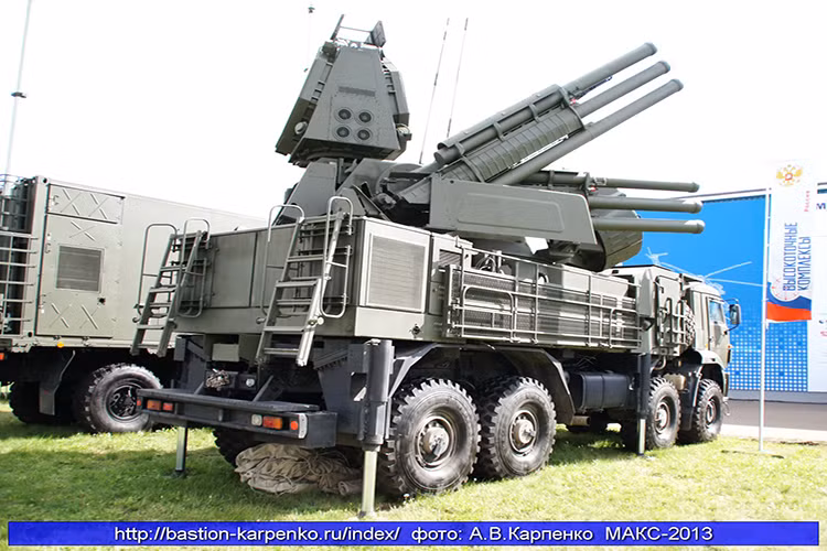 Mỗi tổ hợp Pantsir-S1 được trang bị bộ đôi vũ khí gồm pháo phòng không cao tốc 30mm 2A38M và tên lửa đất đối không 57E6-E với tầm tác chiến hiệu quả từ 4-20km. Riêng pháo phòng không cao tốc 2A38M có tốc độ bắn lên đến 2.500 phát/phút. Nguồn ảnh: nevskii-bastion.