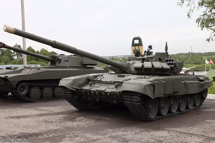 Xe tăng T-72B3 là phiên bản nâng cấp hiện đại nhất hiện nay của dòng tăng T-72. Quân đội Nga đang đẩy mạnh việc nâng cấp hàng trăm xe tăng T-72 có trong các kho lưu trữ lên chuẩn T-72B3 để tăng cường sức mạnh lực lượng thiết giáp. Do đó không lấy gì lạ khi nó được chọn làm phương tiện để thi đấu trong Tank Biathlon, ngoài ra còn phải tính đến độ phổ biến của dòng xe tăng này trên thế giới. Nguồn ảnh: Vitaly-Kuzmin.