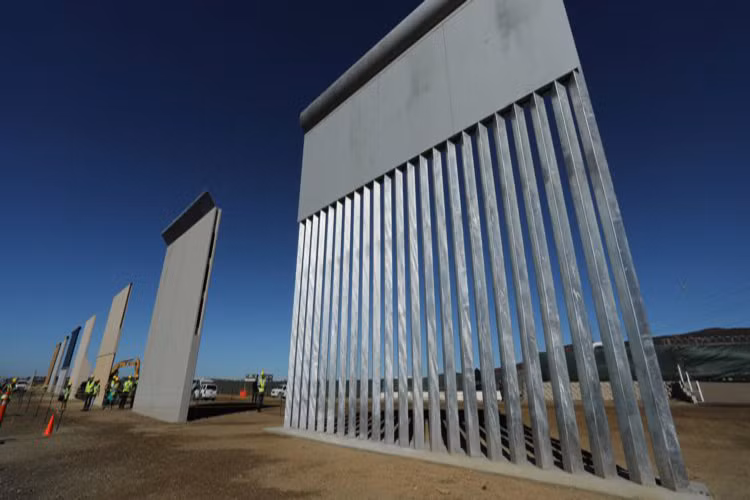 Theo Business Insider, lực lượng Biên phòng Mỹ vừa cho công bố những hình ảnh mới nhất về quá trình xây dựng bức tường thép ở biên giới Mỹ-Mexico, điều mà Tổng thống Mỹ Trump hứa hẹn sẽ mang đến cho người dân Mỹ khi thắng cử. Ảnh: Business Insider.