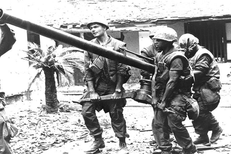 Và không phải ngẫu nhiên mà M40 lại có thể giúp lính Mỹ tác chiến hiệu quả trong môi trường đô thị ở miền Nam Việt Nam trong năm 1968, khi họ không thể cầu viện được sự giúp đỡ của không quân hay pháo binh. Nguồn ảnh: Pinterest.