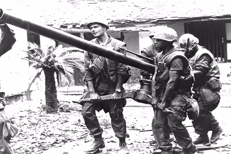 Và không phải ngẫu nhiên mà M40 lại có thể giúp lính Mỹ tác chiến hiệu quả trong môi trường đô thị ở miền Nam Việt Nam trong năm 1968, khi họ không thể cầu viện được sự giúp đỡ của không quân hay pháo binh. Nguồn ảnh: Pinterest.