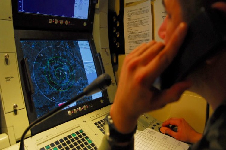 Hệ thống radar Arabel có khả năng theo dõi liên tục 100 mục tiêu và cung cấp lệnh dẫn đường liên tục cho 16 tên lửa cùng lúc, tầm trinh sát đến 100km, có khả năng hoạt động tốt trong môi trường bị chế áp điện tử mạnh. Ảnh: Cận cảnh hệ thống hiển thị tiên tiến, trực quan trong xe chỉ huy khẩu đội SAMP/T. Nguồn ảnh: MBDA.