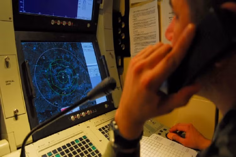 Hệ thống radar Arabel có khả năng theo dõi liên tục 100 mục tiêu và cung cấp lệnh dẫn đường liên tục cho 16 tên lửa cùng lúc, tầm trinh sát đến 100km, có khả năng hoạt động tốt trong môi trường bị chế áp điện tử mạnh. Ảnh: Cận cảnh hệ thống hiển thị tiên tiến, trực quan trong xe chỉ huy khẩu đội SAMP/T. Nguồn ảnh: MBDA.