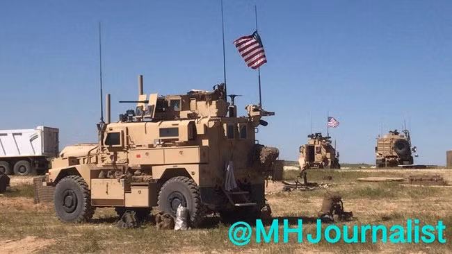 Theo ghi nhận ngày càng có nhiều các phương tiện chiến tranh hạng nặng của Mỹ đổ về Manbij, thành trì của người Kurd ở miền Bắc Syria. ảnh minh họa South Front