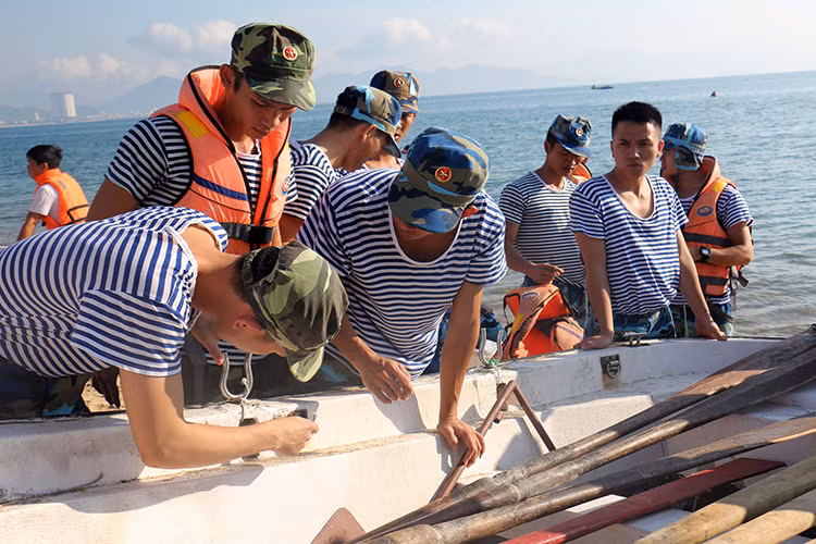 Quan trọng hơn, hoạt động này sẽ giúp bộ đội Hải quân xử lý tốt các tình huống xảy ra khi huấn luyện, chiến đấu trên biển. Chính vì vậy, mỗi khi diễn ra thi đấu môn chèo xuồng luôn thu hút sự quan tâm của đông đảo khán giả. Họ xem xét kỹ lưỡng, từ mai chèo đến dây buộc để đảm bảo xuồng đội mình sẽ vận hành trơn tru nhất.