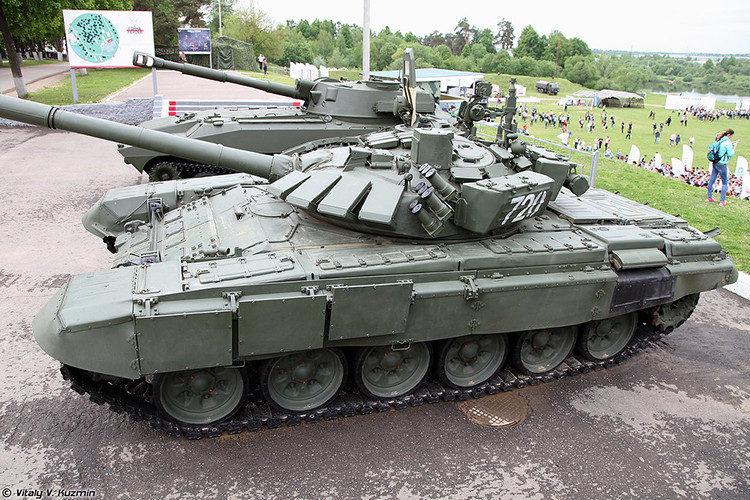 Ở gói nâng cấp T-72B3, Nga tập trung chủ yếu vào việc nâng cấp động cơ, thay hệ thống điều khiển hỏa lực và cải tiến một số thành phần khác. T-72B3 được đánh giá là đã tiệm cận với sức mạnh T-90A. Tuy vậy chúng vẫn chưa thực sự hoàn hảo như T-90A. Nguồn ảnh: Vitaly-Kuzmin.