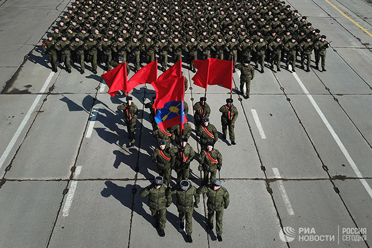 Tuy nhiên, cho tới thời điểm hiện tại Bộ Quốc phòng Nga vẫn chưa xác nhận lại thông tin này và chỉ mới cung cấp một số loạt phương tiện quân sự tham gia diễu hành dưới mặt đất. Nguồn ảnh: RIA Novosti.