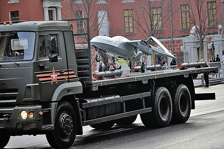 Sở dĩ Korsar và Katran thu hút sự chú ý của truyền thông Nga là vì có thông tin UAV Korsar từng được Quân đội Nga đưa tới tham chiến tại Syria. Nghi vấn này xuất hiện khi chiếc UAV Korsar xuất hiện với ký hiệu bằng 10 dấu sao đỏ trên thân. Nguồn ảnh: rusnext.ru.