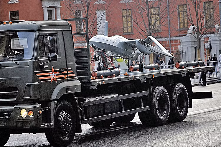 Sở dĩ Korsar và Katran thu hút sự chú ý của truyền thông Nga là vì có thông tin UAV Korsar từng được Quân đội Nga đưa tới tham chiến tại Syria. Nghi vấn này xuất hiện khi chiếc UAV Korsar xuất hiện với ký hiệu bằng 10 dấu sao đỏ trên thân. Nguồn ảnh: rusnext.ru.