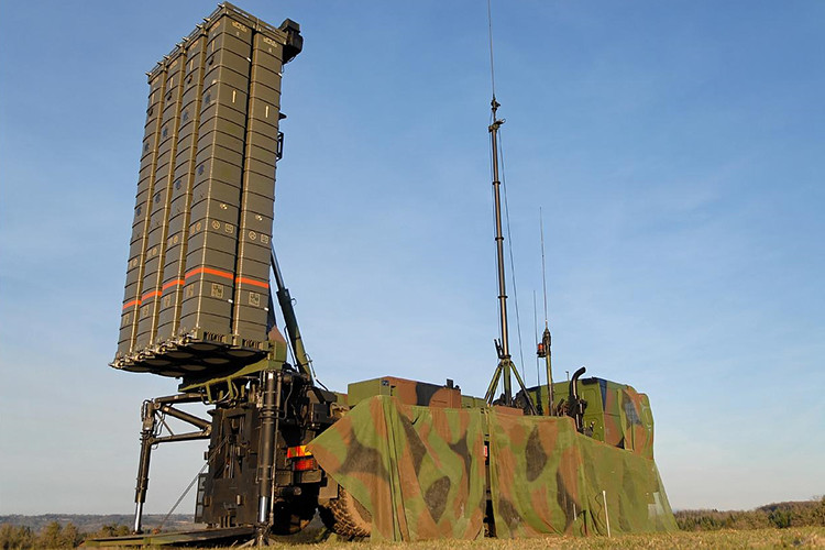 Xe phóng tự hành của khẩu đội SAMP/T được thiết kế trên khung gầm xe vận tải Renault 8x4 trong Quân đội Pháp và Astra 8x8 trong Quân đội Italy. Bệ phóng trang bị 8 container chứa 8 tên lửa, có thể phóng phát một hoặc bắn cả loạt chỉ trong 10 giây. Nguồn ảnh: MBDA.