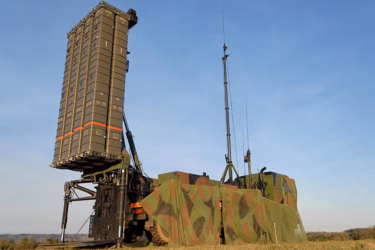 Xe phóng tự hành của khẩu đội SAMP/T được thiết kế trên khung gầm xe vận tải Renault 8x4 trong Quân đội Pháp và Astra 8x8 trong Quân đội Italy. Bệ phóng trang bị 8 container chứa 8 tên lửa, có thể phóng phát một hoặc bắn cả loạt chỉ trong 10 giây. Nguồn ảnh: MBDA.