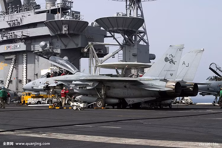 Mỗi tàu Nimitz có khả năng mang theo tối đa 48 chiếc tiêm kích trên hạm F/A-18E/ F Super Hornet và F/A-18C/ D Hornet, cùng với đó là các máy bay tác chiến điện tử EA-18G Growlers, cảnh báo sớm và chỉ huy trên E-2C/D Hawkeyes, máy bay vận tải C-2 Greyhounds và trực thăng hải quân SH-60F, HH-60H Seahawks