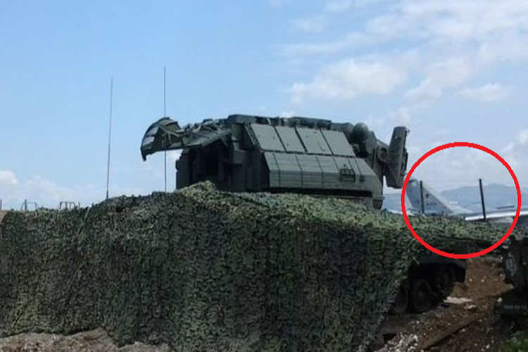 Bức ảnh do Ecoros 1 là sự khẳng định đầu tiên việc Nga triển khai tổ hợp tên lửa phòng không tầm trung tiên tiến Tor-M2 đến Syria, ngay sau thời điểm liên quân không kích Syria trong đêm 13/4. Trong ảnh ta có thể thấy một tổ hợp Tor-M2 ở Khmeimim phía sau nó là một chiếc tiêm kích-bom Su-24 của Không quân Nga tại căn cứ trên. Nguồn ảnh: Ecoros 1.