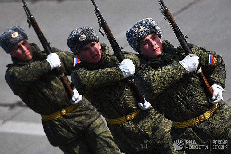 Lễ duyệt binh mừng Ngày Chiến thắng là dịp Quân đội Nga thể hiện sự thay đổi của mình sau một năm xây dựng và năm nay lực lượng vũ trang lớn thứ hai thế giới này sẽ cho ra mắt một số mẫu vũ khí mới được đưa vào trang bị. Nguồn ảnh: RIA Novosti.
