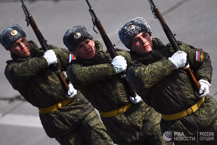 Lễ duyệt binh mừng Ngày Chiến thắng là dịp Quân đội Nga thể hiện sự thay đổi của mình sau một năm xây dựng và năm nay lực lượng vũ trang lớn thứ hai thế giới này sẽ cho ra mắt một số mẫu vũ khí mới được đưa vào trang bị. Nguồn ảnh: RIA Novosti.