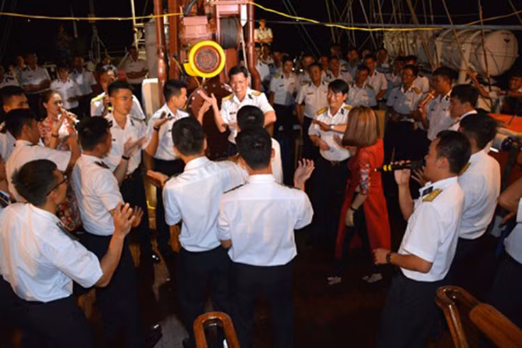 Những phút thư giãn trên boong tàu sau một ngày huấn luyện căng thẳng của cán bộ, giảng viên, học viên Học viện Hải quân.