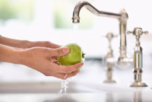 Luôn rửa trái cây thật sạch trước khi ăn: Bên cạnh dư lượng thuốc trừ sâu có thể có, các loại rau củ còn rất dễ nhiễm khuẩn E. Coli. Bạn nên rửa thật sạch rau củ quả trước khi chế biến hoặc ăn trực tiếp. 