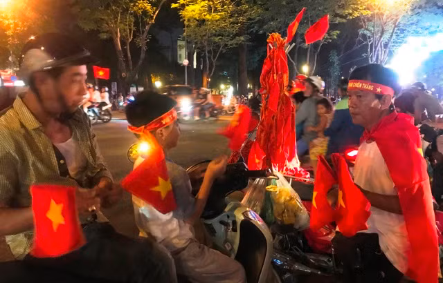 Từ tối qua, không khí ở TP.HCM đã "nóng" lên trước trận chung kết của U23 Việt Nam diễn ra lúc 15h hôm nay (27/1).