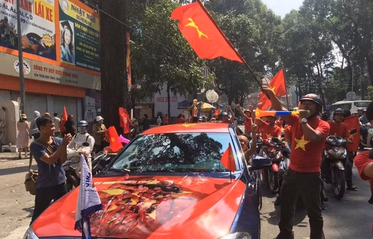 Không khí vô cùng náo nhiệt khi hàng vạn cổ động viên (CĐV) từ khắp nơi ào ào đổ về trung tâm TP và các địa điểm công cộng để chuẩn bị xem trận bóng đá chung kết lịch sử của đội tuyển U23 Việt Nam.