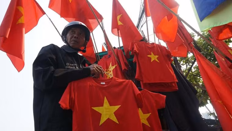 Từ giữa trưa nay (27/1), khắp nơi trên đường phố TP.HCM đỏ rực màu cờ đỏ sao vàng như ngày hội lớn của non sông...