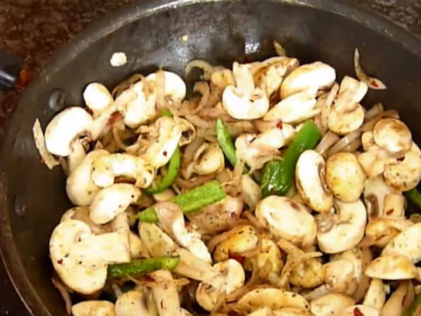 Trong một báo cáo xác định xu hướng chăm sóc sức khỏe năm 2023 của Holland &amp; Barrett, nấm đứng đầu danh sách vì sự phổ biến ngày càng tăng của chế độ ăn thuần chay, trong đó chúng là một thực phẩm thay thế thịt quan trọng. Ảnh: Boldsky.